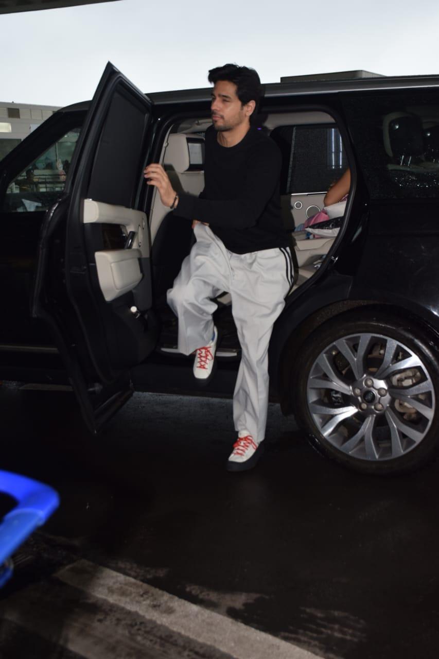 Siddharth Malhotra was spotted alongside Kiara. Siddharth looked absolutely dashing in a black sweatshirt and track pants